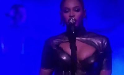 Beyonce не прекратила выступление из-за крови в ухе - VİDEO
