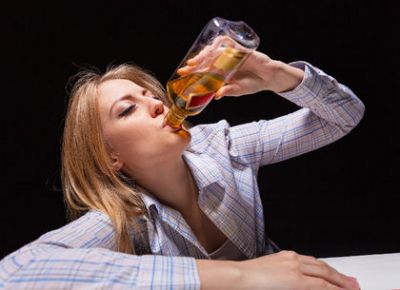 Женщины уверенно догоняют мужчин в "алкогольной гонке"