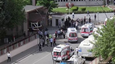 Türkiyədə polis idarəsinə silahlı hücum olub: Ölən var Türkiyədə polis idarəsinə silahlı hücum olub: Ölən var