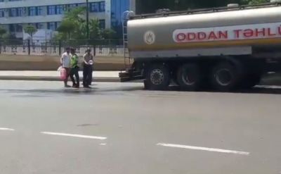Bakıda həyəcanlı anlar: - Yanacaq daşıyan maşının çəni deşildi - VİDEO Bakıda həyəcanlı anlar: - Yanacaq daşıyan maşının çəni deşildi - VİDEO