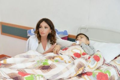 Mehriban Əliyeva Talassemiya Mərkəzində – FOTO - FOTOLAR Mehriban Əliyeva Talassemiya Mərkəzində – FOTO - FOTOLAR