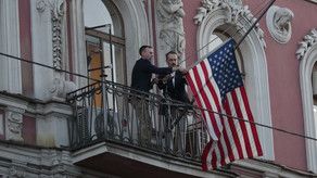 ABŞ bayrağı Peterburqdakı Amerika Baş konsulluğunun binasından çıxarıldı ABŞ bayrağı Peterburqdakı Amerika Baş konsulluğunun binasından çıxarıldı