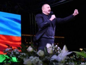 İlham Əliyev Bakı küçələrində - Onu heç vaxt belə görməmişdik - VİDEO İlham Əliyev Bakı küçələrində - Onu heç vaxt belə görməmişdik - VİDEO