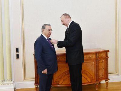 Günün xəbəri: - İlham Əliyev Ramiz Mehdiyevi təltif etdi Günün xəbəri: - İlham Əliyev Ramiz Mehdiyevi təltif etdi