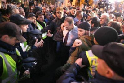 Polis deputatı döyüb xəstəxanalıq etdi - FOTOLAR Polis deputatı döyüb xəstəxanalıq etdi - FOTOLAR