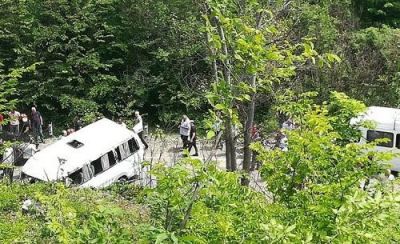 Məktəbliləri ekskursiyaya aparan avtobus aşdı - 4 ölü Məktəbliləri ekskursiyaya aparan avtobus aşdı - 4 ölü