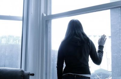 14 yaşlı qız özünü binadan atdı - Telefon üstündə 14 yaşlı qız özünü binadan atdı - Telefon üstündə