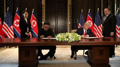 Tramp və Kim arasında tarixi zirvə - İmzaladılar Tramp və Kim arasında tarixi zirvə - İmzaladılar