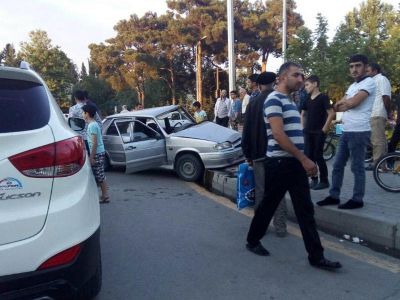 Mingəçevirdə iki maşın toqquşub, yaralananlar var - FOTOLAR Mingəçevirdə iki maşın toqquşub, yaralananlar var - FOTOLAR
