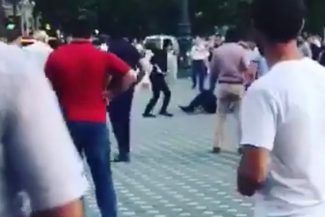 Gəncədə radikal kütlə polisi qılıncla belə öldürür - VİDEO Gəncədə radikal kütlə polisi qılıncla belə öldürür - VİDEO
