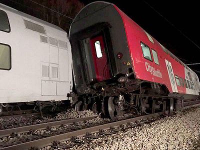 Rusiyada 15 vaqon relsdən çıxdı Rusiyada 15 vaqon relsdən çıxdı