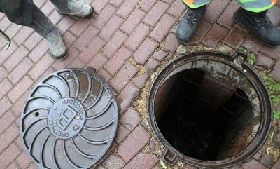 Bakıda kanalizasiya quyusundan neft çıxdı - VİDEO Bakıda kanalizasiya quyusundan neft çıxdı - VİDEO