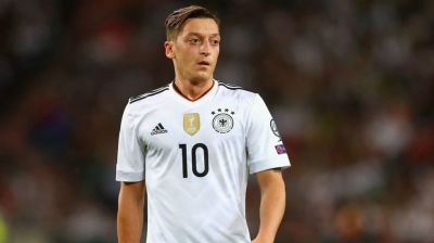 Məsut Özil komanda qurur Məsut Özil komanda qurur