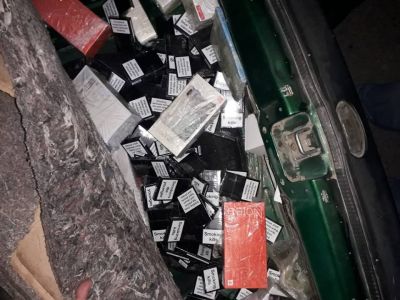 Avtomobildə siqaretlər və mobil telefonlar aşkarlanıb - FOTOLAR Avtomobildə siqaretlər və mobil telefonlar aşkarlanıb - FOTOLAR