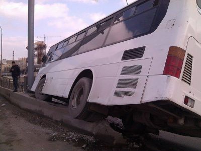 Bakıda tuneldə sərnişin avtobusu qəzaya uğrayıb Bakıda tuneldə sərnişin avtobusu qəzaya uğrayıb