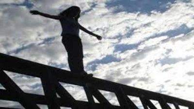 Polislər intihara cəhd edən qızı havada tutdu Polislər intihara cəhd edən qızı havada tutdu