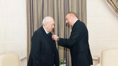 Prezident Xalq rəssamı Tahir Salahova orden təqdim etdi Prezident Xalq rəssamı Tahir Salahova orden təqdim etdi