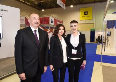 Prezident və xanımı teleaparıcı ilə söhbət etdi: "AZTV-də işləmisiniz" - VİDEO Prezident və xanımı teleaparıcı ilə söhbət etdi: "AZTV-də işləmisiniz" - VİDEO