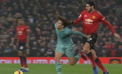 Fellaini "Arsenal"lı futbolçunun saçını yoldu - VİDEO Fellaini "Arsenal"lı futbolçunun saçını yoldu - VİDEO