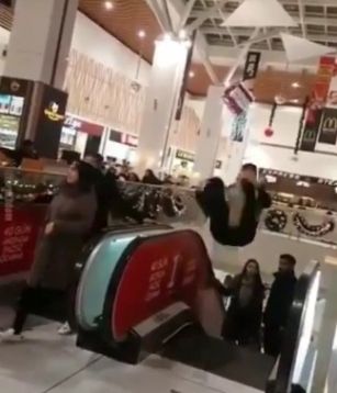 "28 Mall"da salto vurmaq istəyən oğlanın başı yerə dəydi - VİDEO "28 Mall"da salto vurmaq istəyən oğlanın başı yerə dəydi - VİDEO