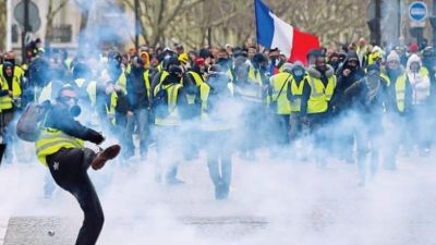 Paris yenə qarışdı, nümayişçinin qolu qopdu - FOTOLAR Paris yenə qarışdı, nümayişçinin qolu qopdu - FOTOLAR