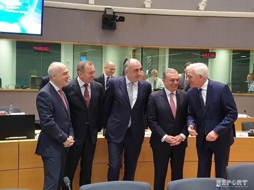 Məmmədyarov və Mnatsakanyan arasında qısa görüş - FOTO Məmmədyarov və Mnatsakanyan arasında qısa görüş - FOTO