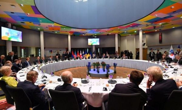 Şərq Tərəfdaşlığı ölkələrinin dövlət və hökumət başçılarının şərəfinə şam yeməyi verilib Şərq Tərəfdaşlığı ölkələrinin dövlət və hökumət başçılarının şərəfinə şam yeməyi verilib