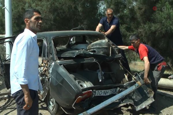 Şirvanda avtomobil dəmir səddə çırpılıb, xəsarət alan var Şirvanda avtomobil dəmir səddə çırpılıb, xəsarət alan var