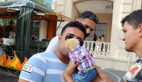 Bakıda meymun onunla şəkil çəkdirən gəncin qulağını qopardı Bakıda meymun onunla şəkil çəkdirən gəncin qulağını qopardı