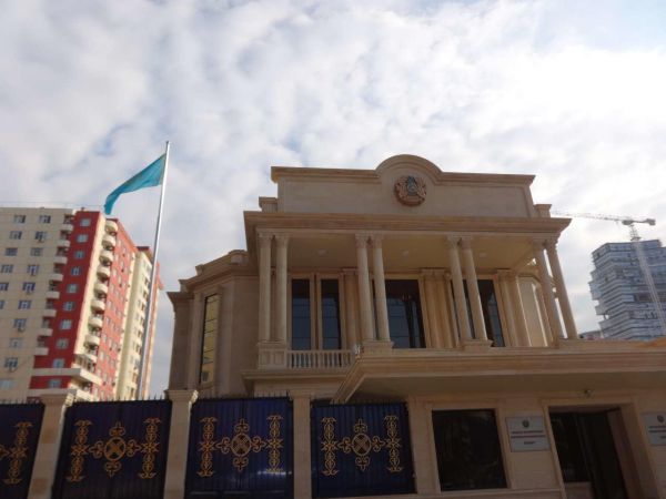 Qazaxıstanlılar Bakıda səfirlikdə fəal səs verirlər Qazaxıstanlılar Bakıda səfirlikdə fəal səs verirlər