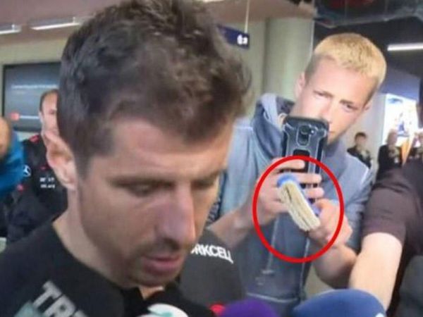 Əmrə Belözoğluna mikrofon əvəzinə tualet fırçası uzadan azarkeş üzr istədi Əmrə Belözoğluna mikrofon əvəzinə tualet fırçası uzadan azarkeş üzr istədi