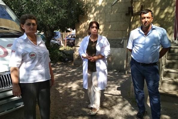 Təcili yardımın qadın həkimləri döyüldü - Avtomobilin şüşələri qırıldı Təcili yardımın qadın həkimləri döyüldü - Avtomobilin şüşələri qırıldı