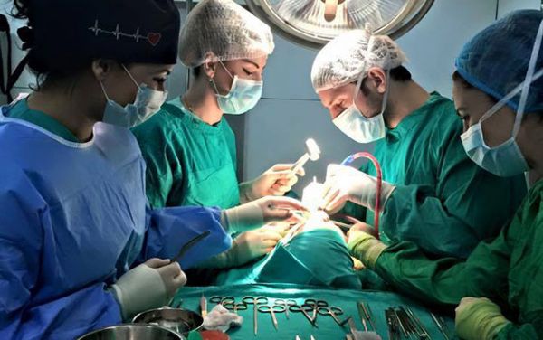 Bakıda həkimi öz tələbəsi əməliyyat etdi, öldü Bakıda həkimi öz tələbəsi əməliyyat etdi, öldü