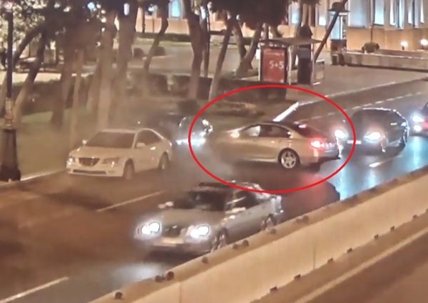 Bakıda yuxulu sürücü görün nə etdi - HADİSƏ ANI - VİDEO Bakıda yuxulu sürücü görün nə etdi - HADİSƏ ANI - VİDEO