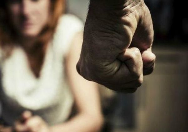 Yetkinlik yaşına çatmayan hamilə qızı əri döydü Yetkinlik yaşına çatmayan hamilə qızı əri döydü