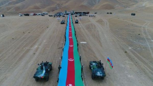 Azərbaycanda 5 km-lik dövlət bayrağı hazırlanıb Azərbaycanda 5 km-lik dövlət bayrağı hazırlanıb