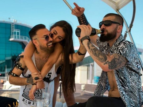 Niyamın kamera önündə qızla səmimi görüntüsü - Belinə çıxdı Niyamın kamera önündə qızla səmimi görüntüsü - Belinə çıxdı