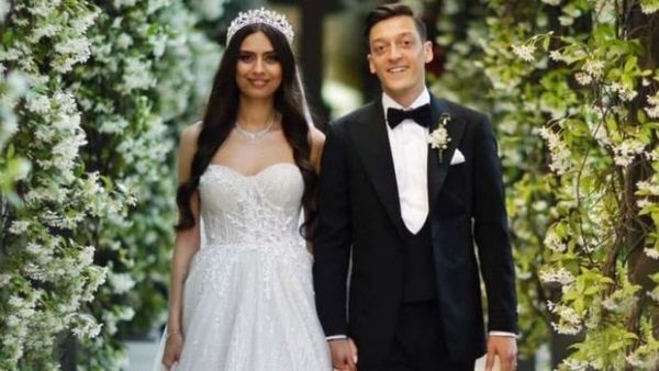 Özil və həyat yoldaşı Bekhemlərə rəqib oldu Özil və həyat yoldaşı Bekhemlərə rəqib oldu