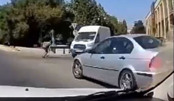 Bakıda qəza: “BMW” qəfil sağa döndü, motosikleti vurdu - VİDEO Bakıda qəza: “BMW” qəfil sağa döndü, motosikleti vurdu - VİDEO