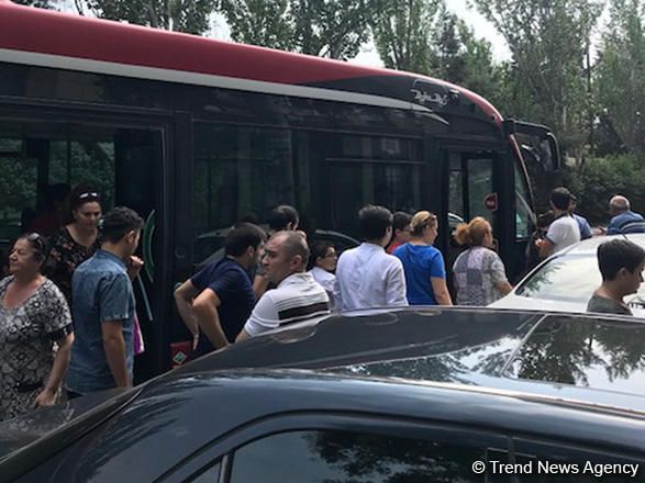 “Bakı Bus” avtobusu qəza etdi: yaralı var - VİDEO “Bakı Bus” avtobusu qəza etdi: yaralı var - VİDEO