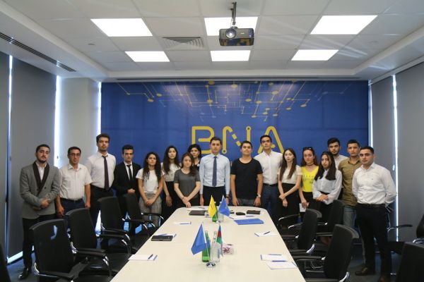 “Nəqliyyat Agentləri” könüllülük proqramının könüllüləri üçün təqdimat keçirilib. “Nəqliyyat Agentləri” könüllülük proqramının könüllüləri üçün təqdimat keçirilib.