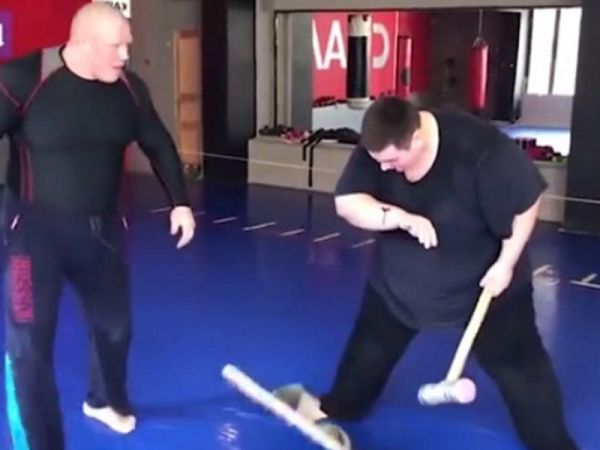 MMA döyüşçüsü rəqibini balta ilə yaraladı - VİDEO MMA döyüşçüsü rəqibini balta ilə yaraladı - VİDEO