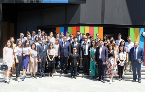 Nazir Sahil Babayev “Heydər Əliyev siyasi məktəbini öyrənirik” Gənc Liderlər Proqramı iştirakçıları ilə görüşüb Nazir Sahil Babayev “Heydər Əliyev siyasi məktəbini öyrənirik” Gənc Liderlər Proqramı iştirakçıları ilə görüşüb