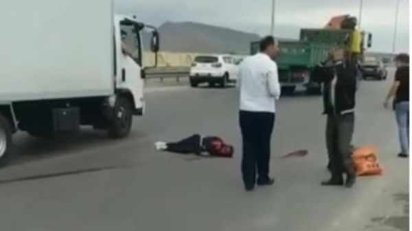 Bakıda küçənin ortasında ölən şəxsin VİDEOSU - Ürəyi zəif olanlar baxmasın - VİDEO Bakıda küçənin ortasında ölən şəxsin VİDEOSU - Ürəyi zəif olanlar baxmasın - VİDEO