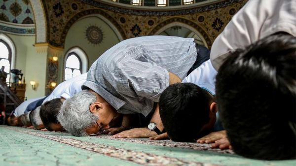 Azərbaycan məscidlərində bayram namazı qılındı Azərbaycan məscidlərində bayram namazı qılındı