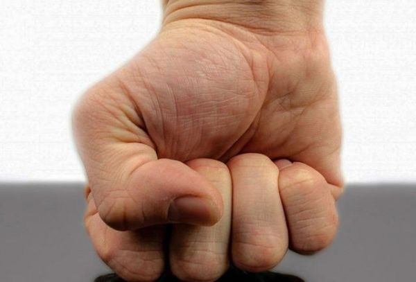 Bəzən yumruq zərbəsi insanın həyatını xilas edir - Prekardial zərbə nədir? Bəzən yumruq zərbəsi insanın həyatını xilas edir - Prekardial zərbə nədir?
