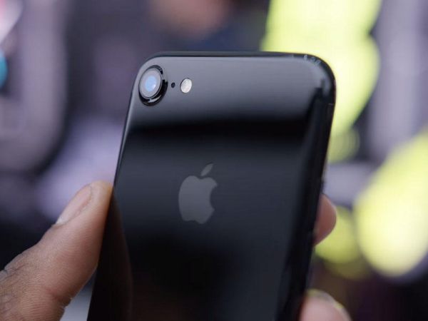 Apple şirkəti iPhone batareyalarının fərdi dəyişdirilməsini qadağan edir Apple şirkəti iPhone batareyalarının fərdi dəyişdirilməsini qadağan edir