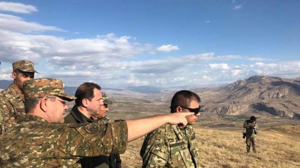 Tonoyan təşvişdə: Erməni hərbçinin təslim olması... - FOTOLAR Tonoyan təşvişdə: Erməni hərbçinin təslim olması... - FOTOLAR