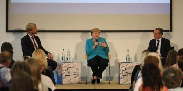 Merkel növbəti dəfə siyasətdən gedəcəyi vaxtı açıqladı Merkel növbəti dəfə siyasətdən gedəcəyi vaxtı açıqladı
