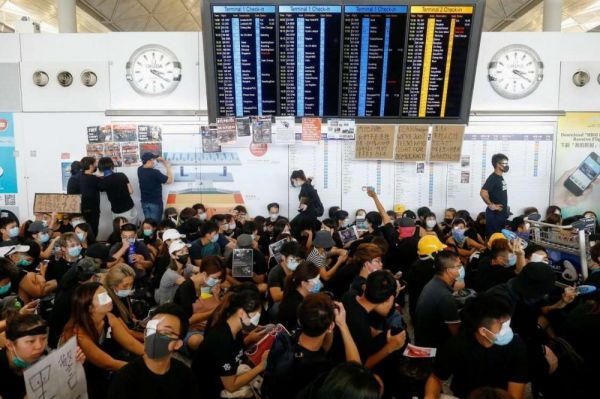 Honkonq aeroportundan bütün uçuşlar təxirə salınıb Honkonq aeroportundan bütün uçuşlar təxirə salınıb